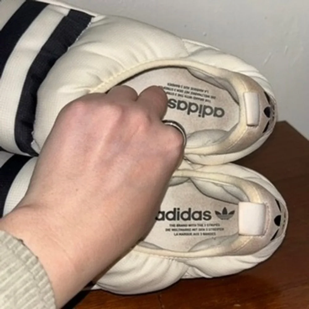 Adidas Puffylette Slippers Men Sz 10 White Black Stripes Primaloft Padded Mules